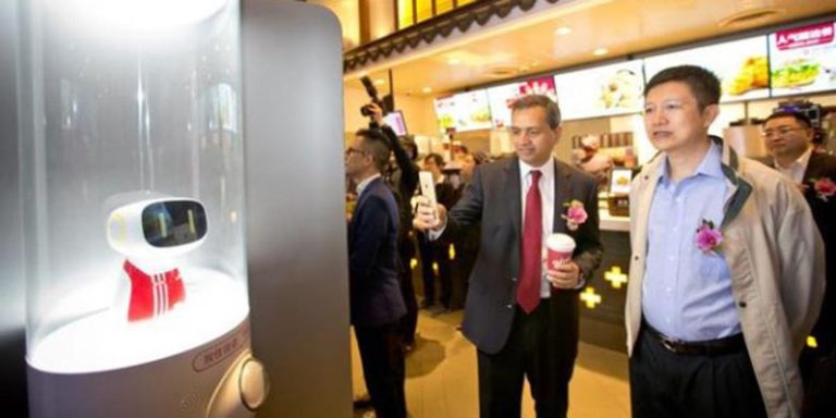 KFC di China Sudah Sediakan Pelayan Robot