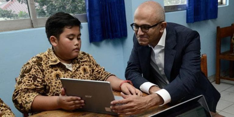 Bos Microsoft Blusukan ke salah satu SMP di Indonesia, Ngapain aja?