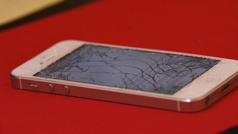 Ada Yang Tahu? 7 Cara Membuat Layar Smartphone Tergores Jadi Mulus Seperti Baru
