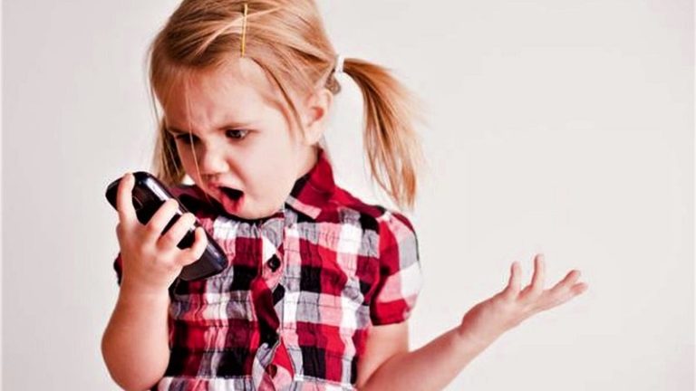 Cuma Dilarang Main Smartphone, Anak ini Tendang Ibunya Berkali-kali
