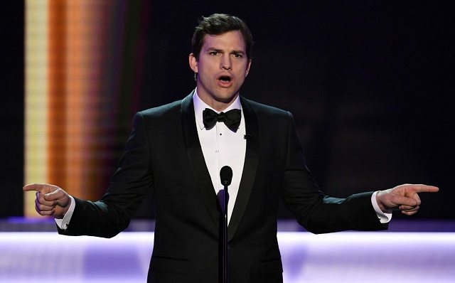 ashton kutcher tolak Muslim ban di sag awards