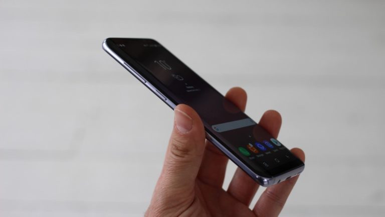 Inilah 7 Smartphone Teringan (2017) Hanya Butuh Satu Tangan Untuk di Genggam