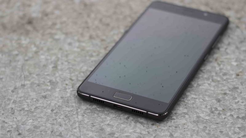 smartphone terjatuh dari pesawat