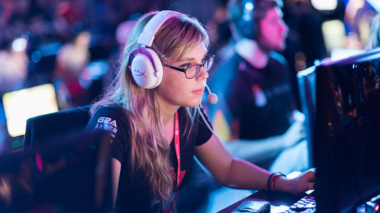 gamer cewek terkaya 5