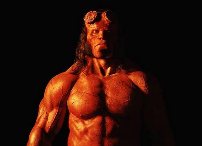 tampilan pertama david harbour hellboy