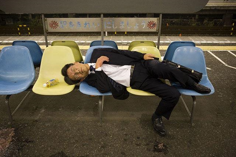 7 Budaya Aneh Jepang Yang Tidak Diketahui Oleh Banyak Orang Pekerja Tidur Di Jalanan