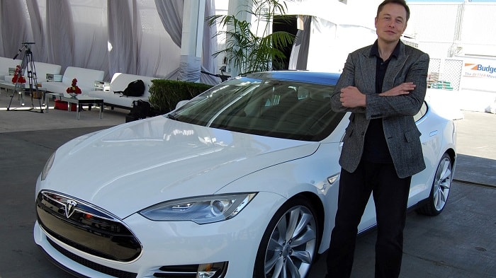 Elon Musk Dengan Tesla Mobil Elektronik