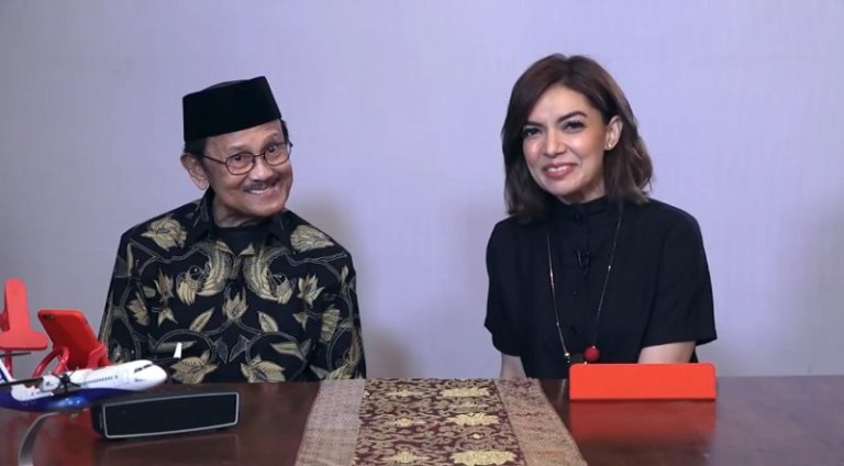 Ditanya Soal Alien dan Teori Bumi Datar, Apa Kata BJ Habibie? 5 Ditanya Soal Alien dan Teori Bumi Datar, Apa Kata BJ Habibie?
