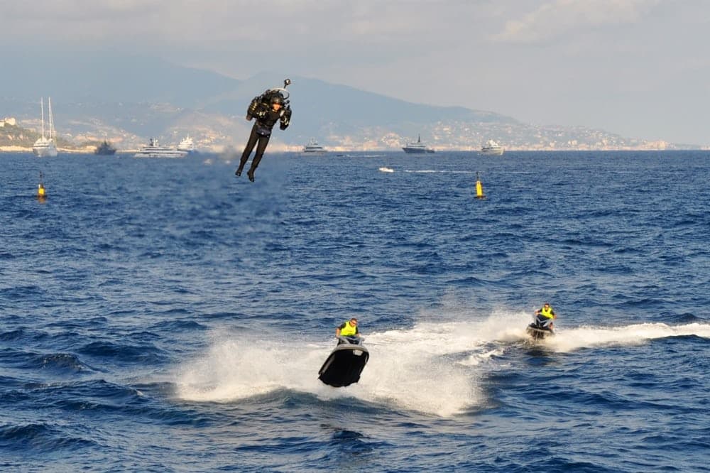 Menerbangkan Jetpack Aviation Harus Memenuhi Syarat 