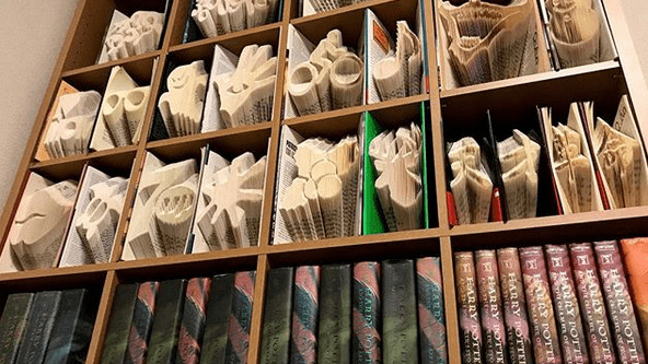 Hanya Dengan Lipatan Buku Bisa Ciptakan Seni yang Unik dan Menarik