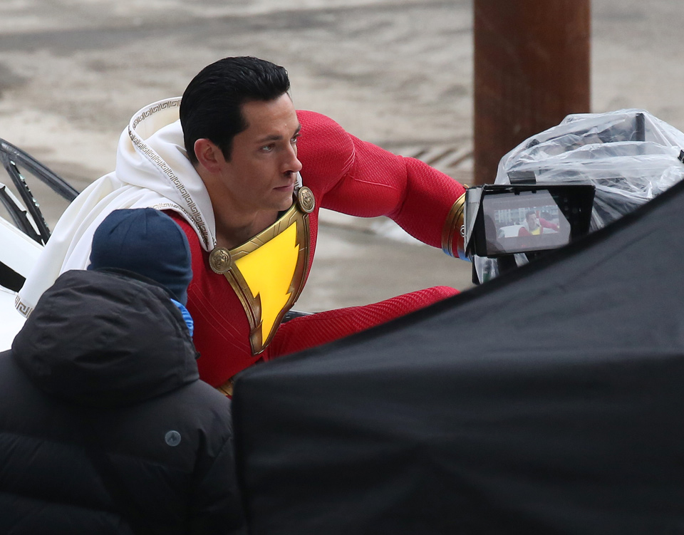 Otot Palsu Zachary Levi Shazam