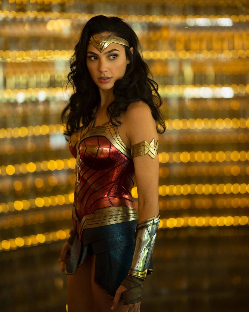 Foto Gal Gadot Mengenakan Kostum Dalam Wonder Woman 1984 - Dafunda.com