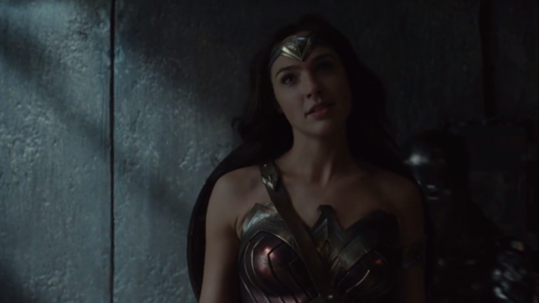 Wonder Woman Senyum Sinis Didepan Steppenwolf dalam Klip Justice League