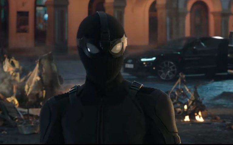 Kostum Hitam Far From Home