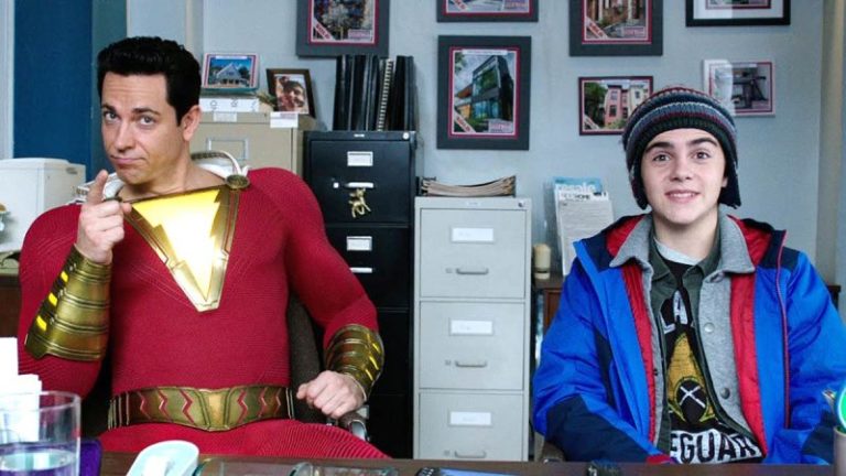 Zachary Levi Akui Kostum Shazam Gunakan Busa Tambahan