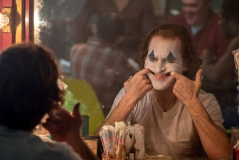 Joaquin Phoenix Buat Senyum Mengerikan di Foto Terbaru Joker 11 Joaquin Phoenix Buat Senyum Mengerikan di Foto Terbaru Joker