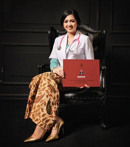 10 Potret Estelita Liana, Dokter Cantik Yang Bikin Kalian Ingin Disuntik Melulu! Baru Lulus