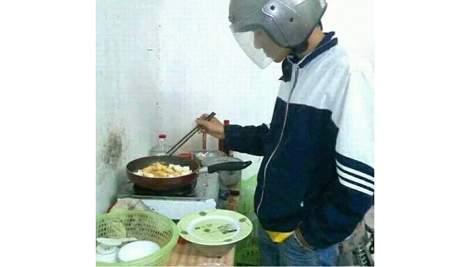 10 Potret Lucu Para Pria Saat Masak Sendiri Ini Bikin Ngakak, Tapi Kasian! Pakai Helm