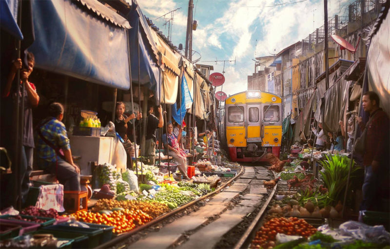 Ada Di Indonesia, Inilah 7 Pasar Paling Aneh Di Dunia, Sampai Bisa Beli Manusia Loh Pasar Maeklong Thailand