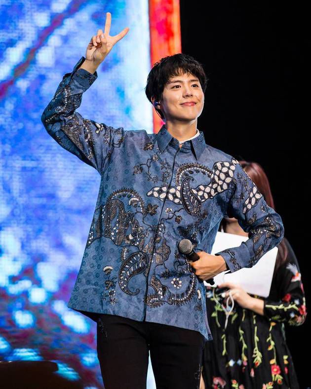 Bikin Klepek Klepek, Beginilah Gaya 10 Idol K Pop Saat Menggunakan Batik! Park Bo Gum