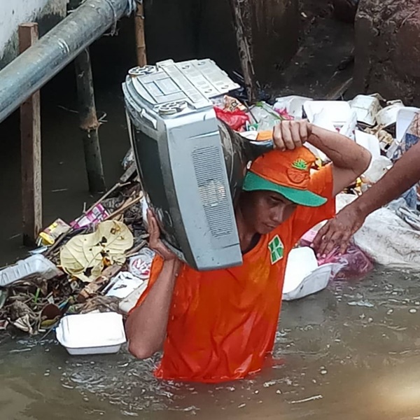 Hoki Banget, 8 Barang Yang Masih Berguna Ini Ditemukan Di Sungai Jakarta Loh! Elektronik