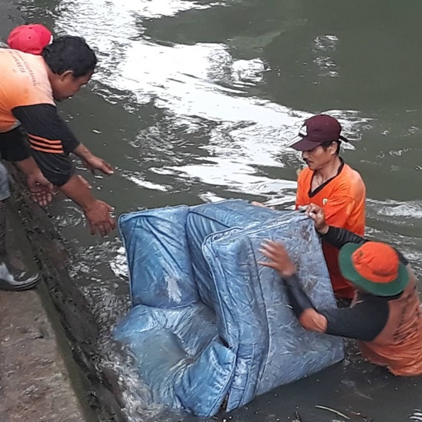 Hoki Banget, 8 Barang Yang Masih Berguna Ini Ditemukan Di Sungai Jakarta Loh! Kursi