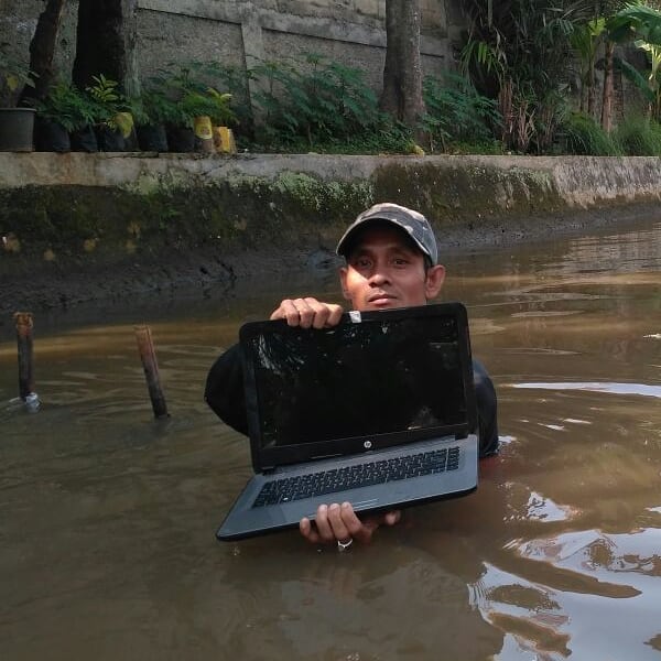 Hoki Banget, 8 Barang Yang Masih Berguna Ini Ditemukan Di Sungai Jakarta Loh! Laptop