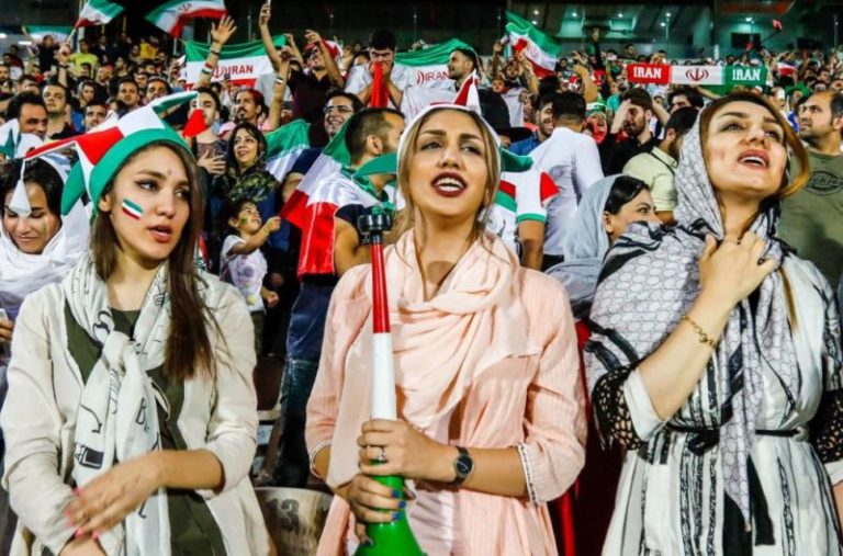 Inilah 5 Potret Bahagia Fans Wanita Iran, Akhirnya Bisa Nonton Sepakbola Usai 38 Tahun Lamanya!