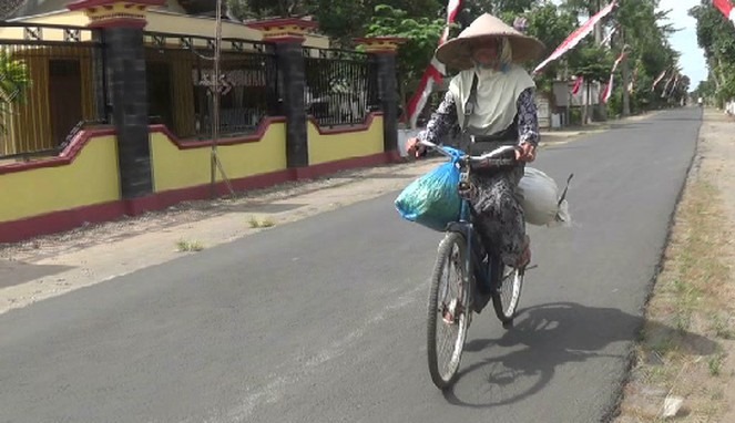 Kisah Haru Nenek Penjual Bunga Yang Rela Kayuh Sepeda 20 KM Demi Naik Haji Ke Mekkah! 1