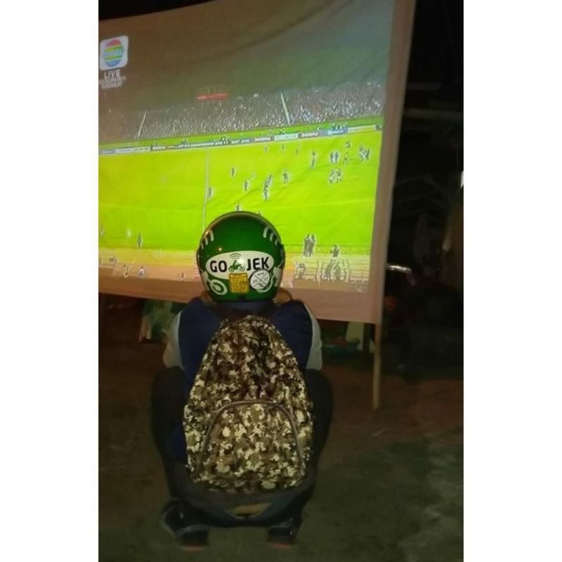 Masa Kecil Kurang Bahagia, 10 Kelakuan Driver Ojek Online Ini Bikin Malu Malu Sendiri! Nonton Bola