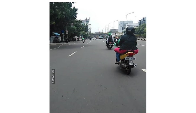 Ngakak, Inilah 10 Aksi Emak Emak Saat Naik Ojek Online, Bikin Geleng Geleng Kepala! Santai Banget Kakinya