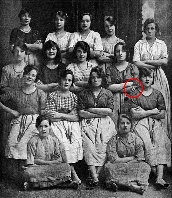 Penampakan Hantu Di Foto Era 1900 An Ini Bikin Enggak Bisa Tidur, Bisa Kalian Temukan Dafunda