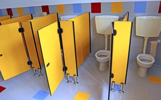 Sekolah Cuma 5 Jam Sehari, Inilah 10 Peraturan Sekolah Paling Aneh di Dunia! - Pergi ke Toilet