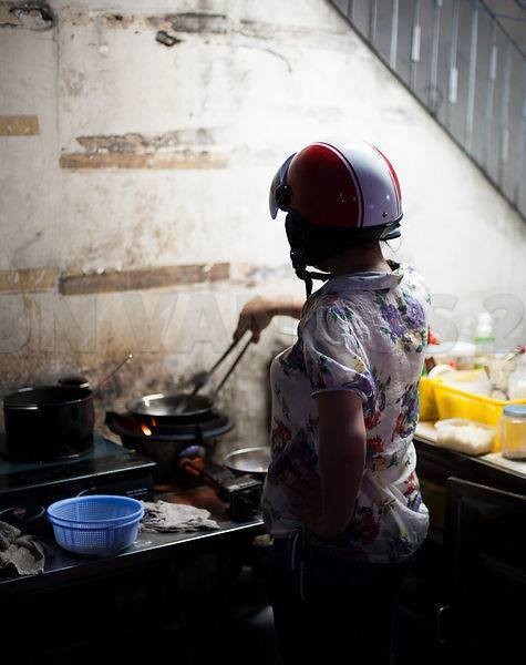 Seorang Anak Wajib Tahu, 10 Foto Kelakuan Ibu Ibu Saat Masak Ini Dijamin Bikin Ngakak! Ibu Ibu Masak Sambil Make Helm