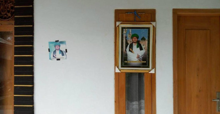Untuk Menangkal Kiamat yang Katanya Sudah Dekat, Foto Pengasuh Pondok Pesantren Ini Dijual Seharga 1 Juta Rupiah!