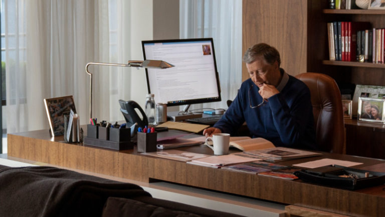 Bill Gates Mau Kemana Saja Bawa Tote Bag, Tenyata Ini Isinya!