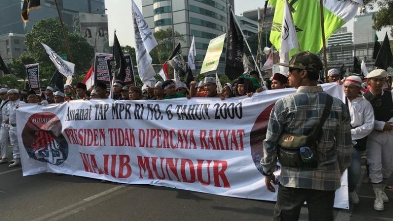 Netizen Koreksi Kembali Spanduk 212 yang Salah, Disebabkan Video Mahfud Md