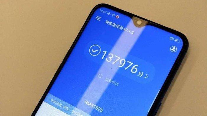 Tampilan Depan Realme 3 Yang Menunjukkan Skor Benchmark Dari Prosesornya Yaitu Helio P70