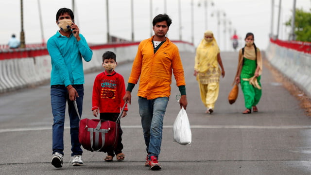 Para Pekerja Migran Berjalan Kaki Sepanjang Jalan Raya Di Gajraula Bagian Utara Pradesh