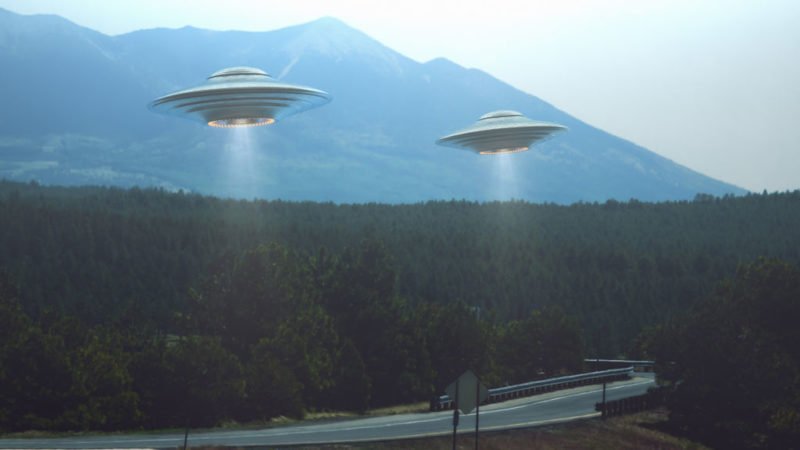 Ilustrasi Ufo Yang Terbang Di Langit Inggris