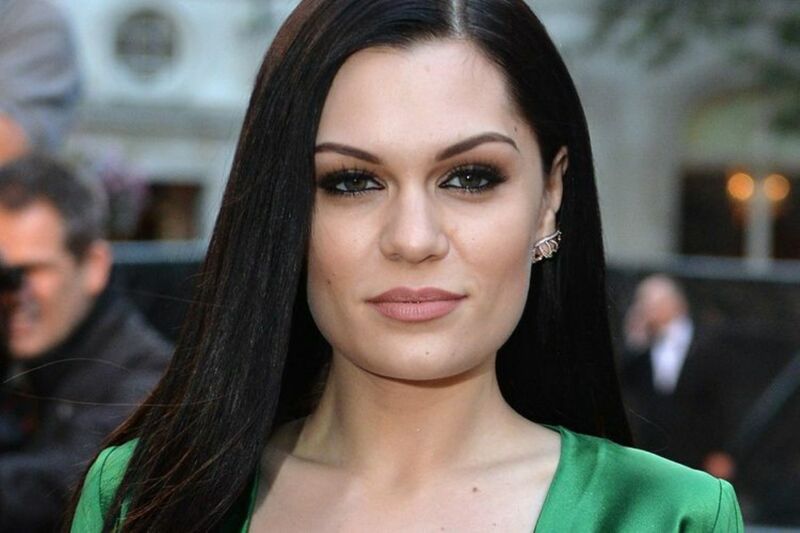 Jessie J Tuli sebelah