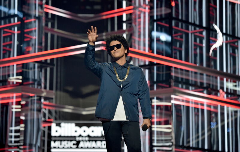 Bruno Mars sertifikat diamond