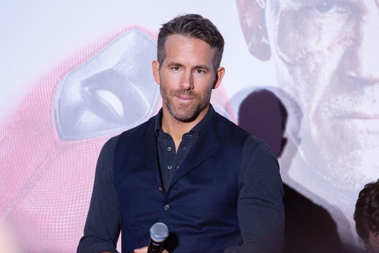 Ryan Reynolds Berpergian Dengan Bawa Topeng Deadpool di Instastory Terbarunya