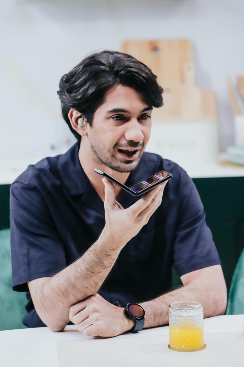 Reza Rahadian Melakukan Panggilan Telepon Dengan Galaxy Z Flip3 Dan Buds2