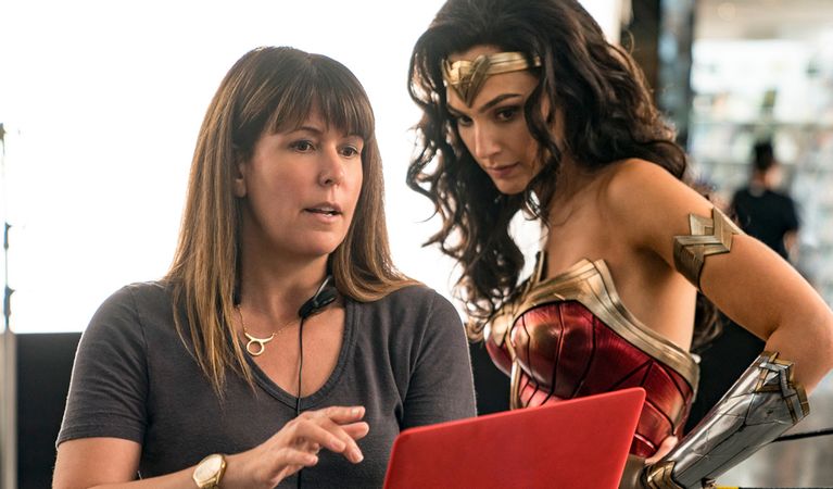 Patty Jenkins (kiri) & Gal Gadot (kanan) | cbr