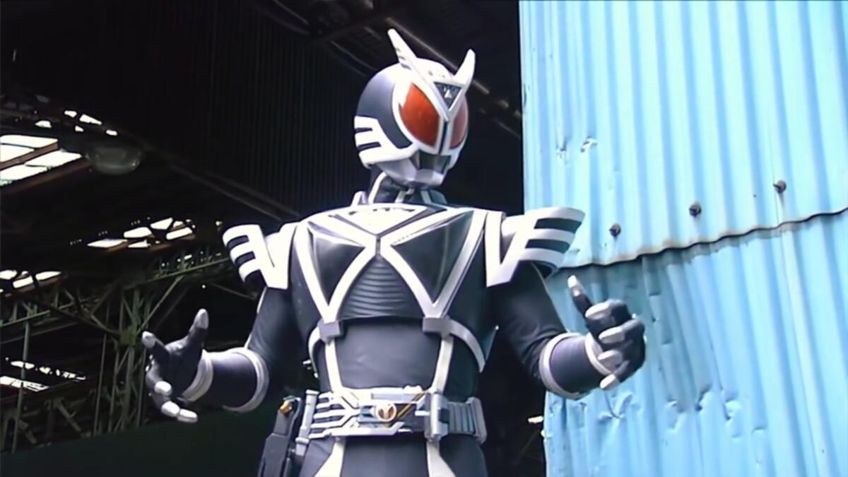 Tokoh Kamen Rider berubah menjadi Kamen Rider lainnya
