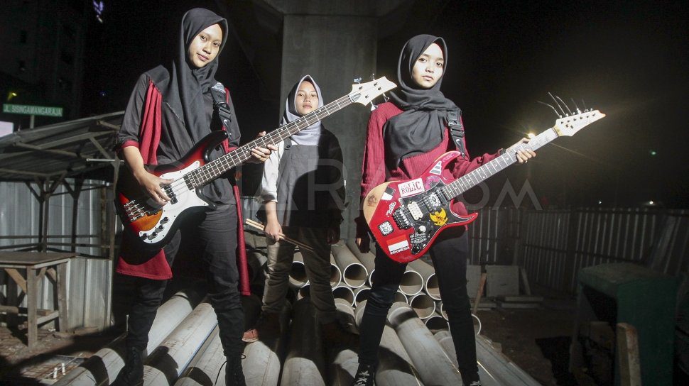 Biodata Voice Of Baceprot, Band Metal Hijab Asal Indonesia - Dafunda.com