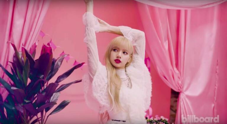 Kalahkan IU Hingga Taeyeon, LISA BLACKPINK Jadi Solois Wanita Terbaik TheHallyuTalk Awards Tahun 2022