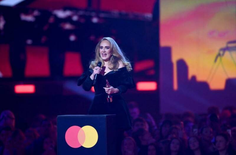 Adele Saat Menerima Penghargaan Brit Awards 2022 Selasa 220209155428 881 Republika