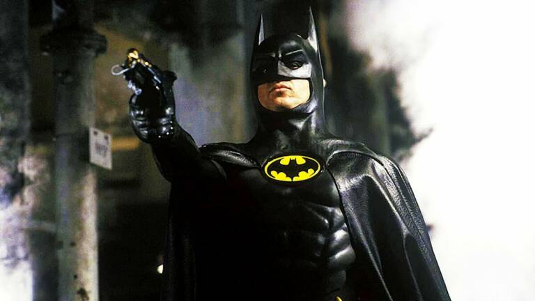 Michael Keaton Kenakan Kostum Batman Dalam Foto BTS Film Batgirl
